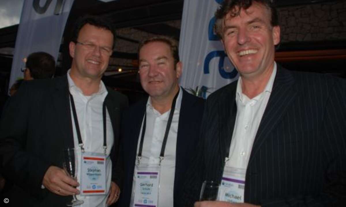 Gerhard Schulz (Mitte) von Ingram Micro aus erster Hand erfährt, wie Michael Urban (rechts) die Broadline-Distribution von Tech Data aus dem europäischen Headquarter steuern wird. Was natürlich auch IBM-Channel-Manager Stephan Wippermann (links) aufm