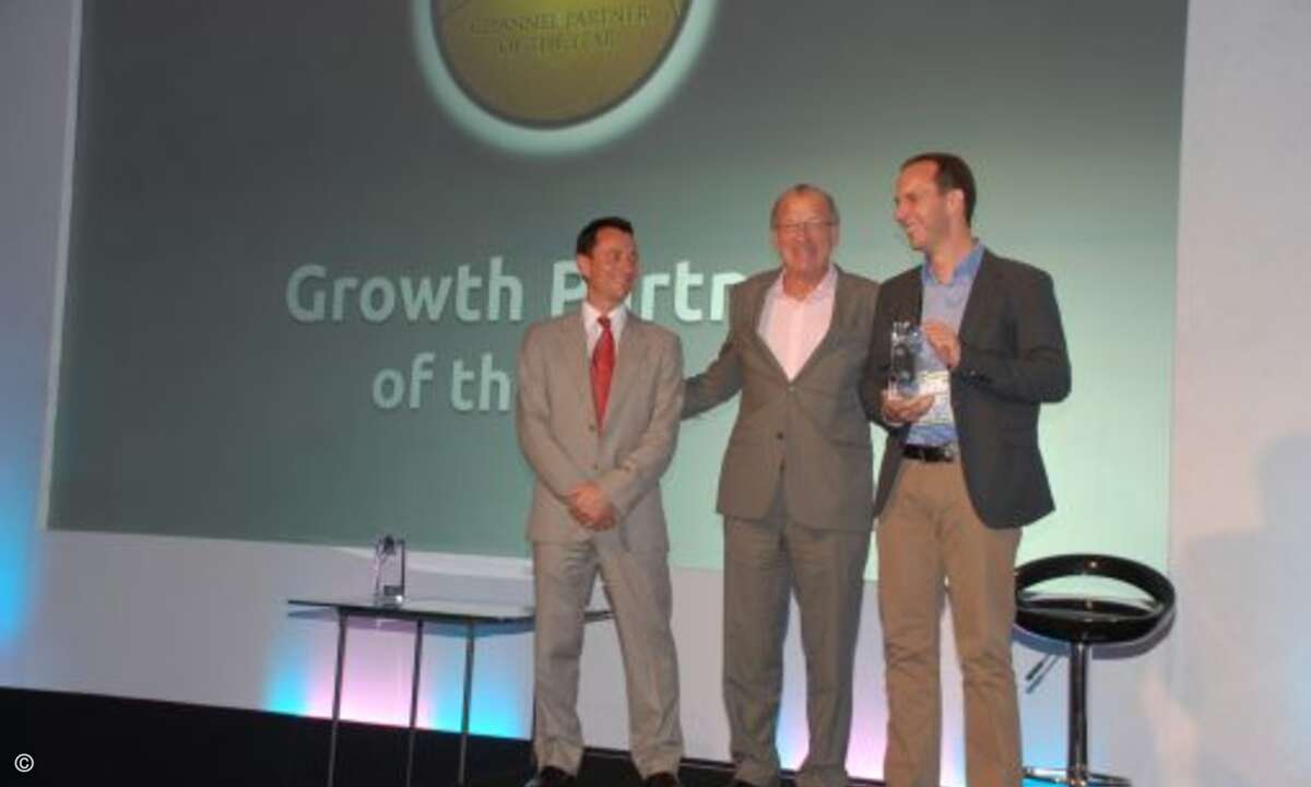 Ein Sales Director, wie sich ihn jedes Systemhaus wünscht: Michael Sußmann von NTS Netzwerk Telekom Service aus Grambach bei Graz
ist Award-Gewinner für Wachstum. Alain Maquet, EMEA-President von Ingram Micro (Mitte) überreicht die Auszeichnung. © C