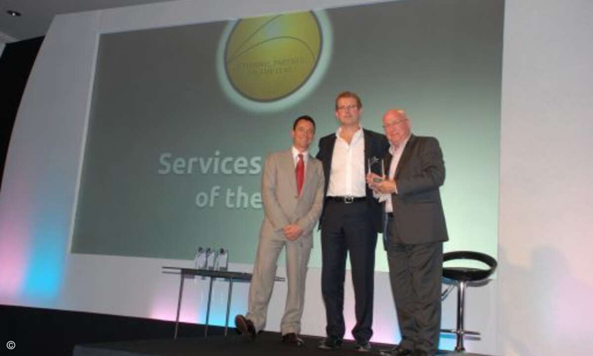 Den Preis für beste Managed Services nimmt Logicalis-CEO Ian Cook (rechts) aus der Hand von Graeme Watt, President of Avnet, entgegen. © CRN