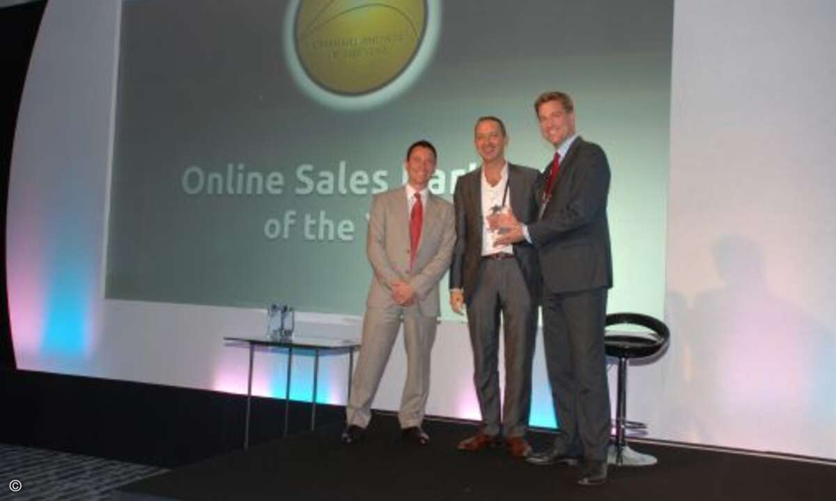 Erfolgsgeschichte Bechtle Direkt: Das Systemhaus wurde auf der Canalys als erfolgreichster Online-Reseller von Also Actebis-Chef Gustavo Möller-Hergt (Mitte) ausgezeichnet. Ascan Collier, Leitung HP Team bei Bechtle, nimmt den Award entgegen. 
 © CR