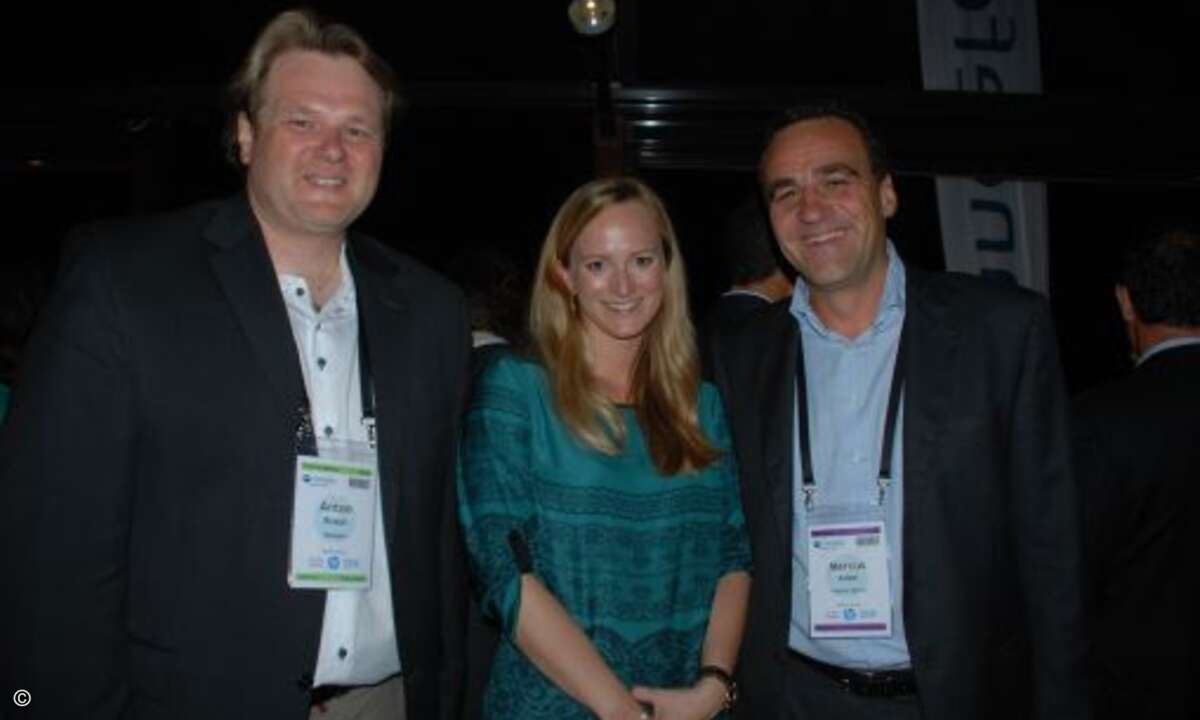 Anton Braun (Bizteam, links) mit charmanter Begleitung und Macus Adä (Ingram Micro) strahlen um die Wette. © CRN