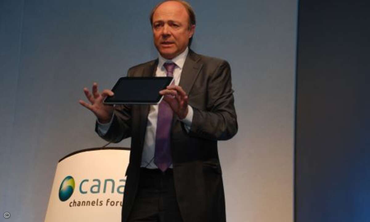Hier präsentiert nicht etwa Fifa-Boss Sepp Blatter Bestechungslisten. HP-Manager Eric Cador zeigt vielmehr HPs neuestes Tablet. © CRN