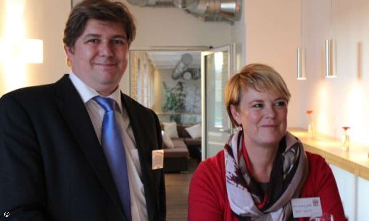CRN-Redakteur Samba Schulte begrüßt Janet Spacey (Also Actebis)