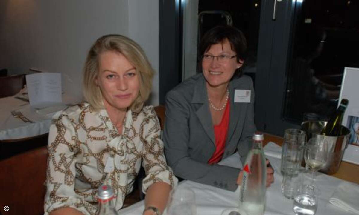 CRN-Chefreporterin Michaela Wurm gratuliert Monika Becker (DexxIT) zur guten Platzierung in der vorderen Häfte des Feldes