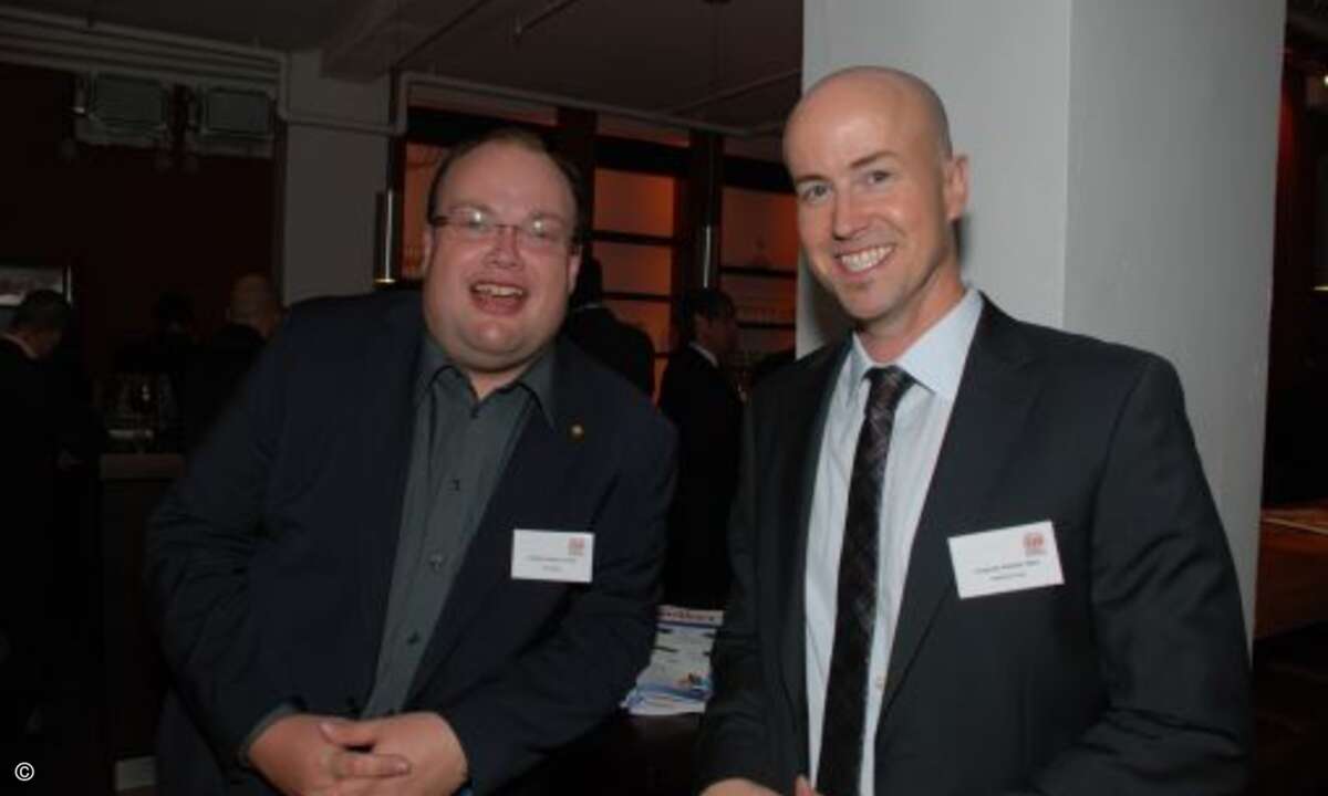 Rolf Mittag (Komsa) und WEKA FACHMEDIEN Publisher Matthäus Hose genießen die lockere Atmosphäre