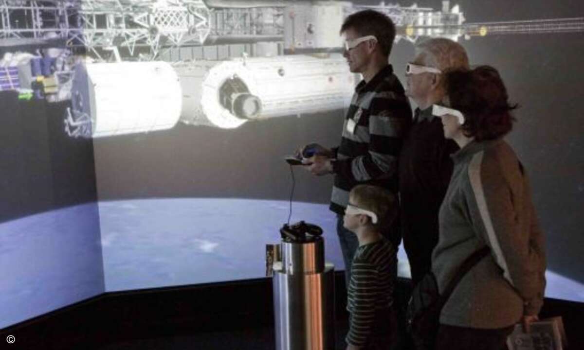Auf ins All: In einer grafisch generalüberholten Rundumprojektion erleben DASA-Besucher, wie virtuelles Arbeiten funktioniert (Foto: DASA).