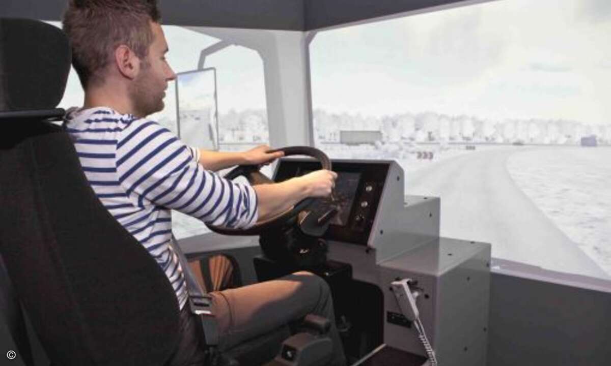 Wie in echt fühlt sich die Fahrt im neuen LKW-Simulator in der DASA an, hier bei eisglatter Auffahrt auf die Autobahn (Foto: DASA).