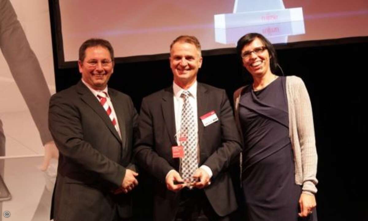 Hans-Dieter Wysuwa, Senior Vice President, Product Sales Group FTS (Foto links) überreichte den Award an Gerhard Marz, Bereichsvorstand Bechtle