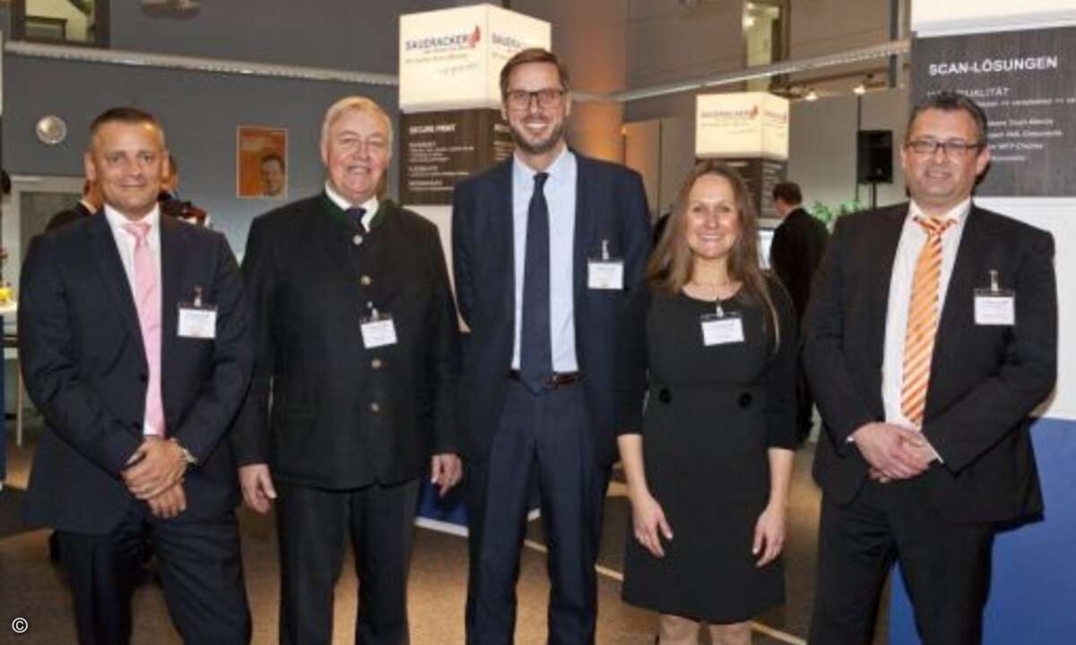 v.l.n.r.: Marco Knöpp (General Manager Utax Consulting & Solution Experts), Hans J. Schüttlöffel (Geschäftsführer Saueracker GmbH), Christopher Rheidt (Geschäftsführer Utax GmbH), Birgit Holzmann (Geschäftsführerin Saueracker GmbH), Johannes B. Fleis