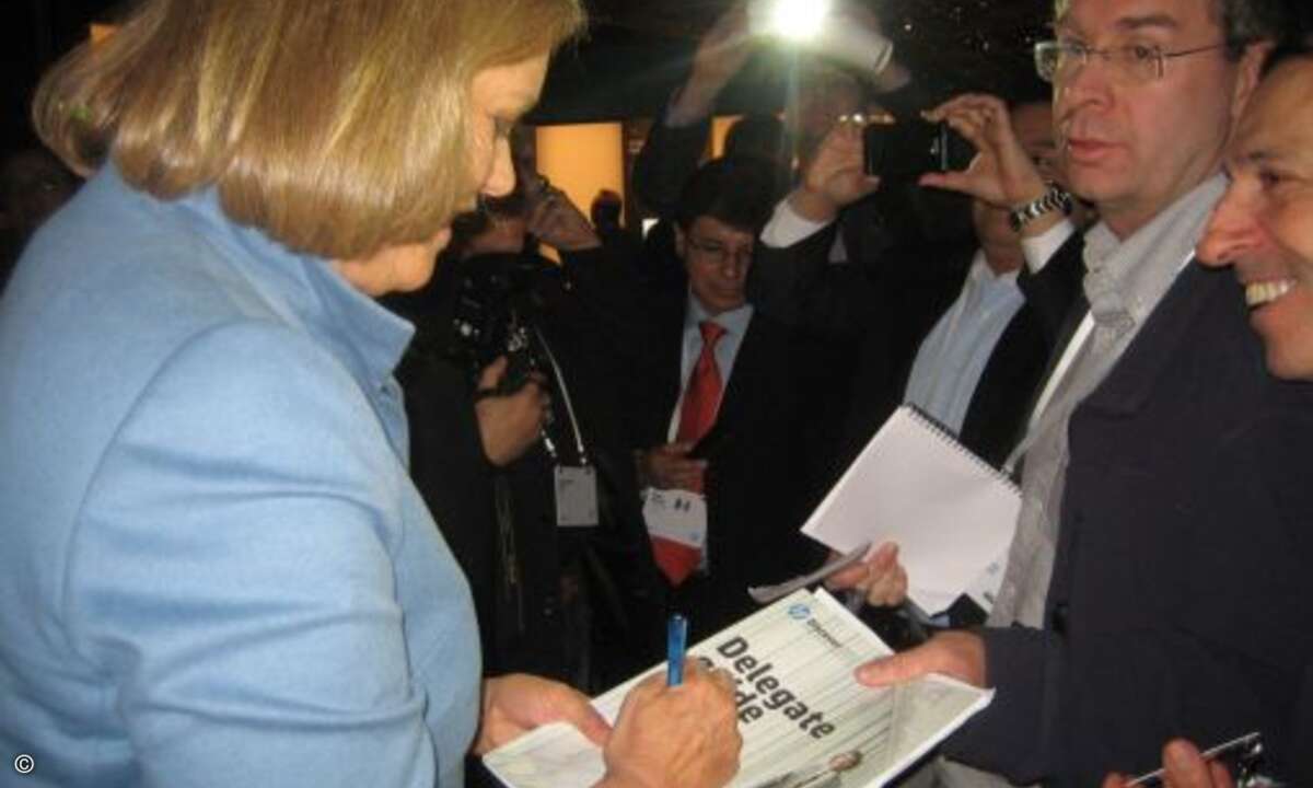 Viele Fans in der IT-Branche: Meg Whitman gibt nach ihrer Keynote Autogramme
