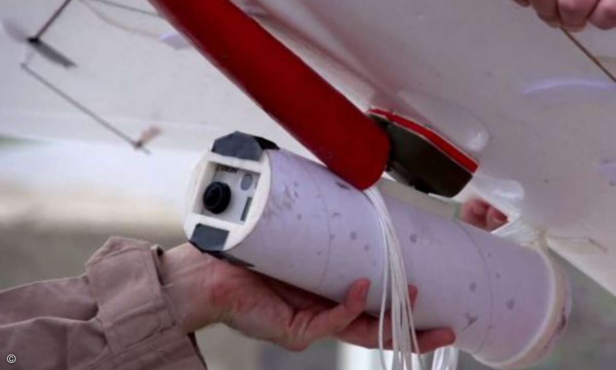 Der Burrito wird unter der Drohne angebracht. © Darwin Aerospace
