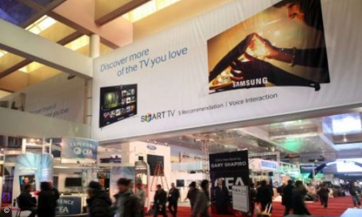 TV-Geräte mit immer größeren Bildschirmdiagonalen zeigt Samsung an seinem CES-Stand (Bild: Samsung)