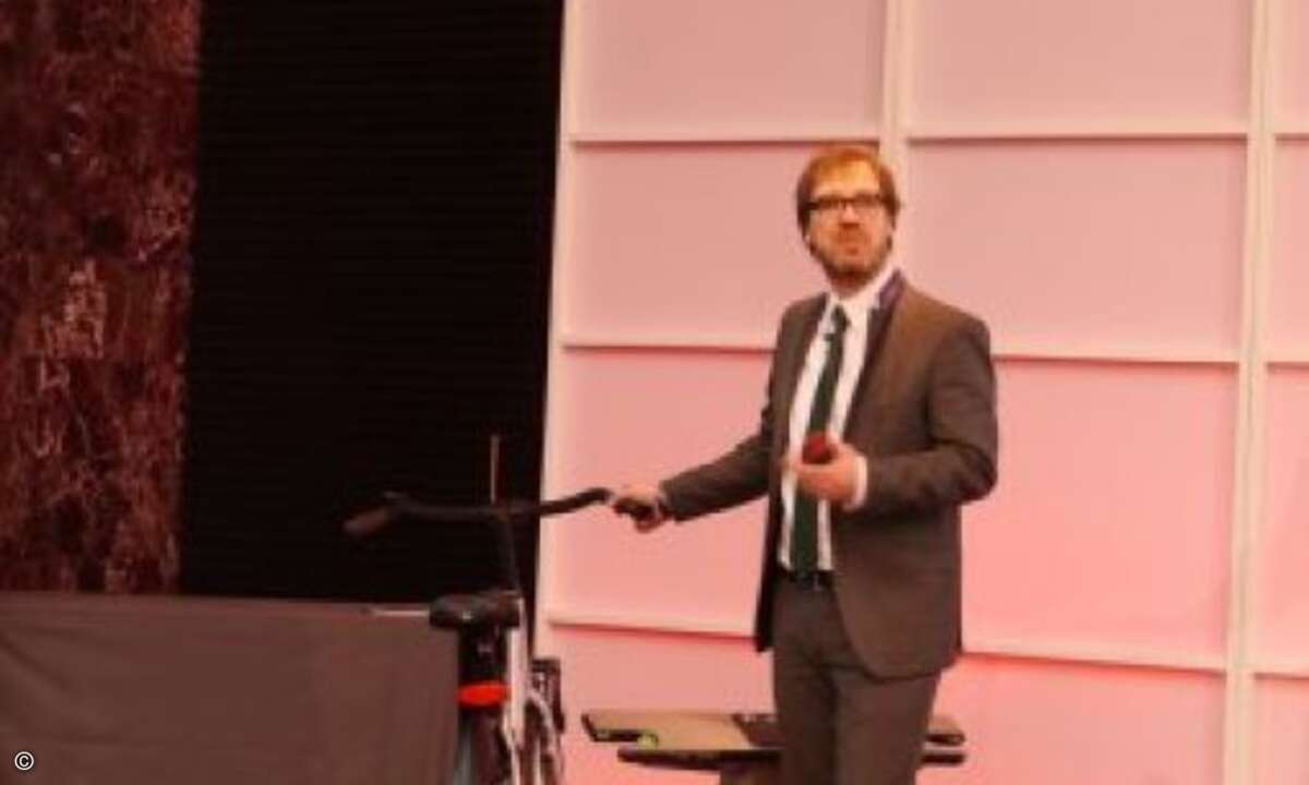 Kay Mantzel, Enterprise Marketing Manager bei Microsoft, zeigte auf der CeBIT Preview, wie der Fahrradverleih übers Netz funktioniert (Bild:CRN)