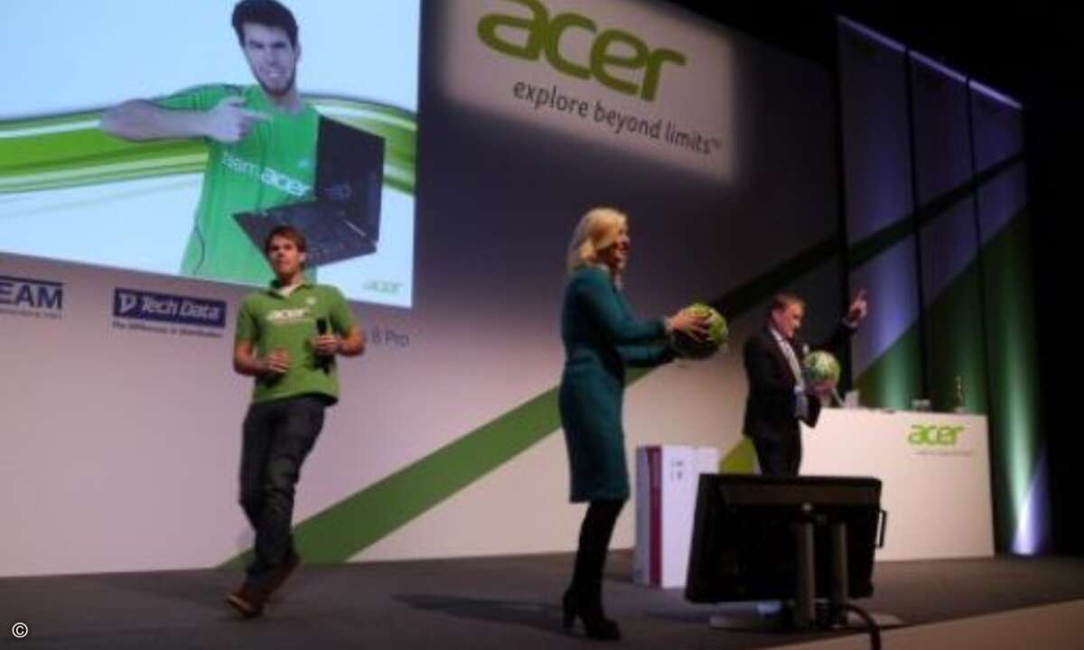 Moderatorin Aleksandra Bechtel und Acer Country Manager Wilfried Thom versuchen sich als Ball-Profis (Bild: CRN)