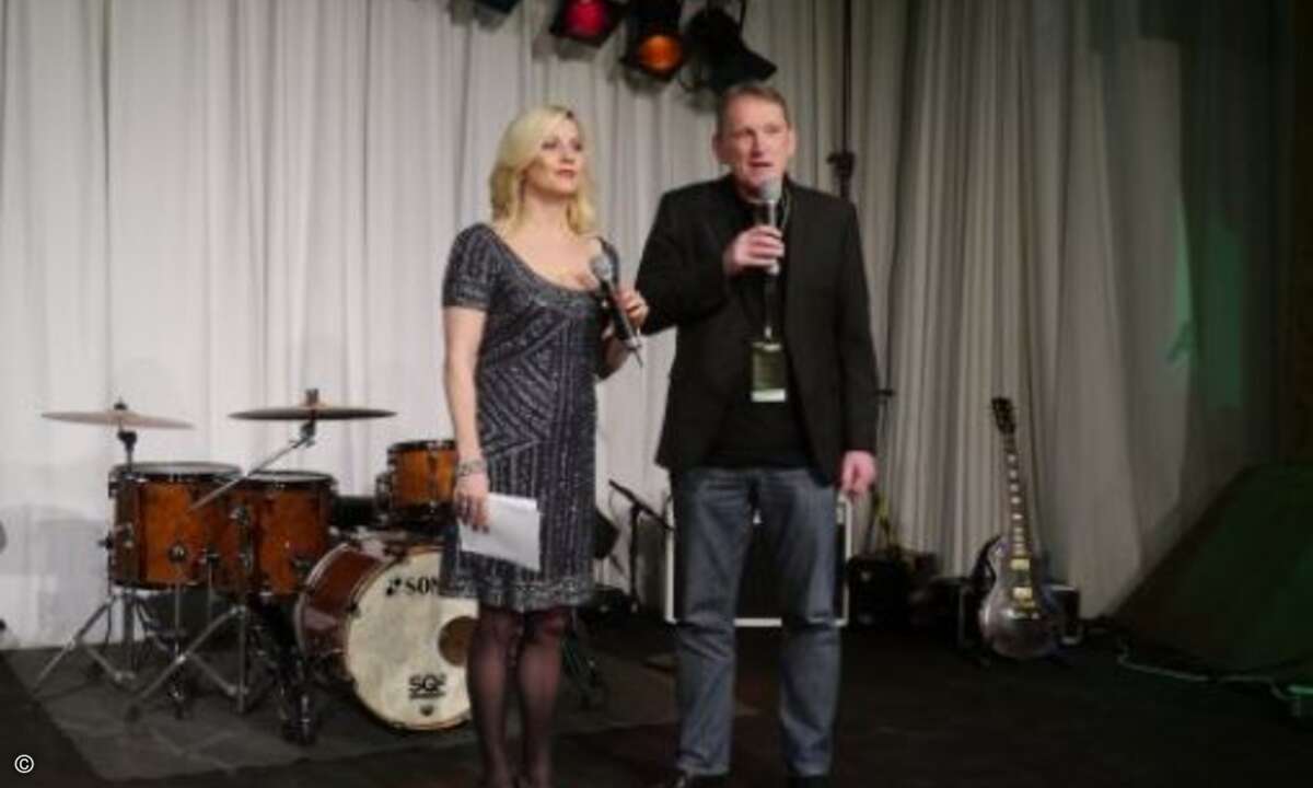 Wilfried Thom und Aleksandra Bechtel verleihen die Acer Awards für die besten Distributoren (Bild: CRN)