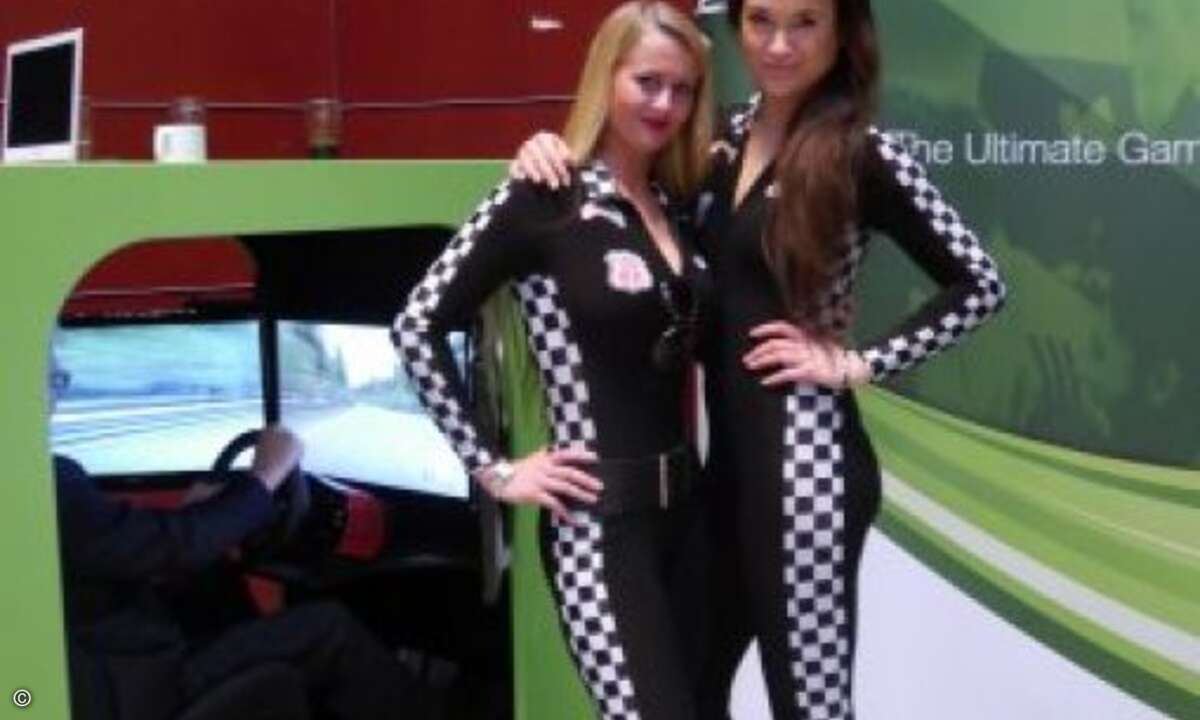 Passend zum Fahr-Simulator zeigten sich die Acer Grid Girls (Bild: CRN)