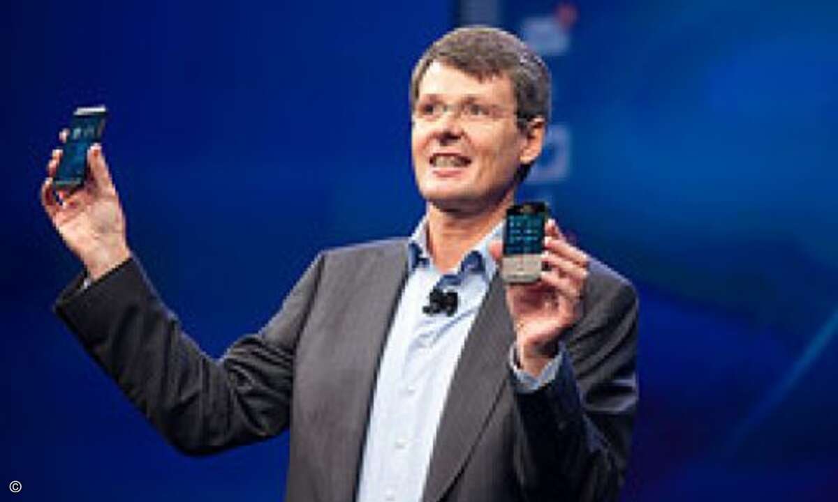 CEO Thorsten Heins präsentiert die neuen Smartphones mit Blackberry 10-Plattform (Bild: Blackberry)