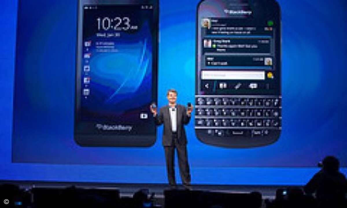 Thorsten Heins zeigt die beiden Neuen im Portfolio - Blackberry Z10 und Blackberry Q10 (Bild: Blackberry)