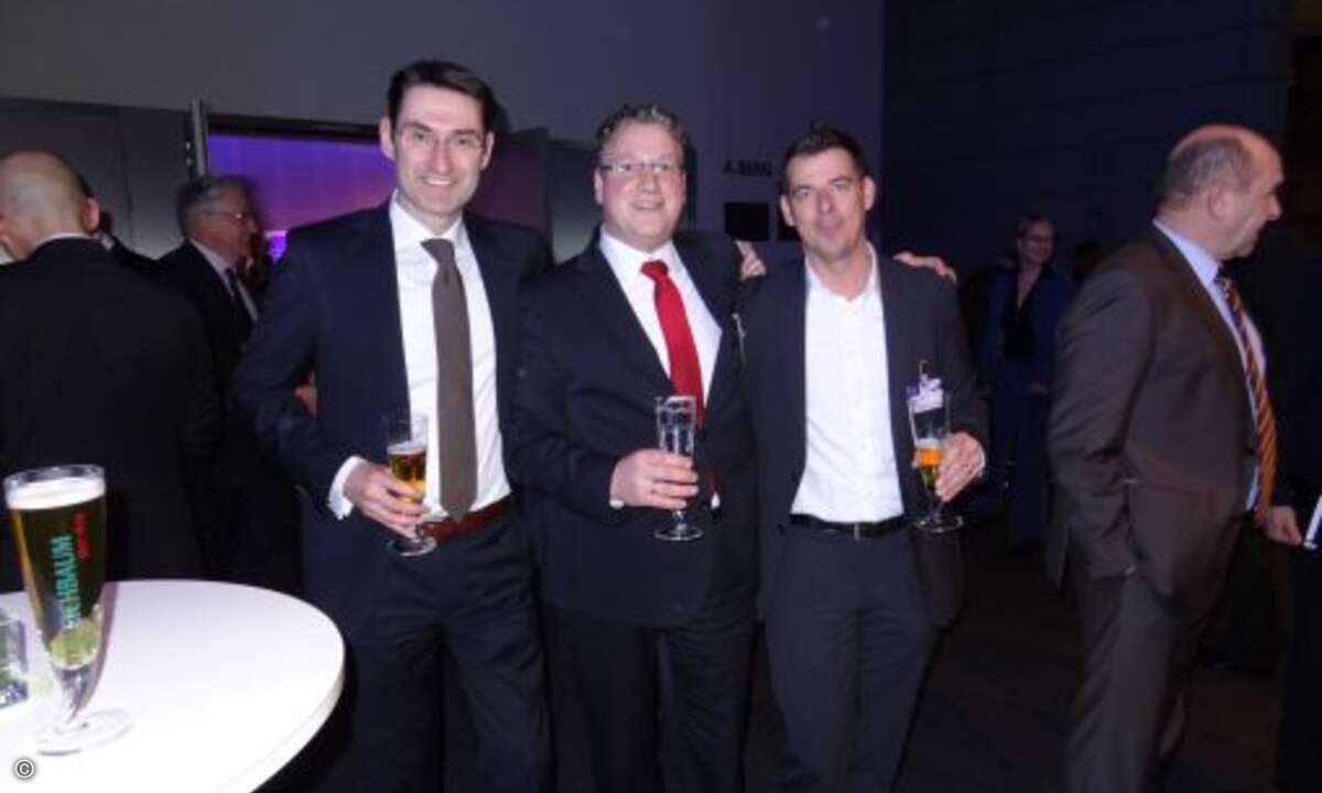 Azlan-Chef (Tech Data) Joachim Braune gratulierte dem Newcomer-Partner des Jahres. (Bild: Lars Bube / CRN)