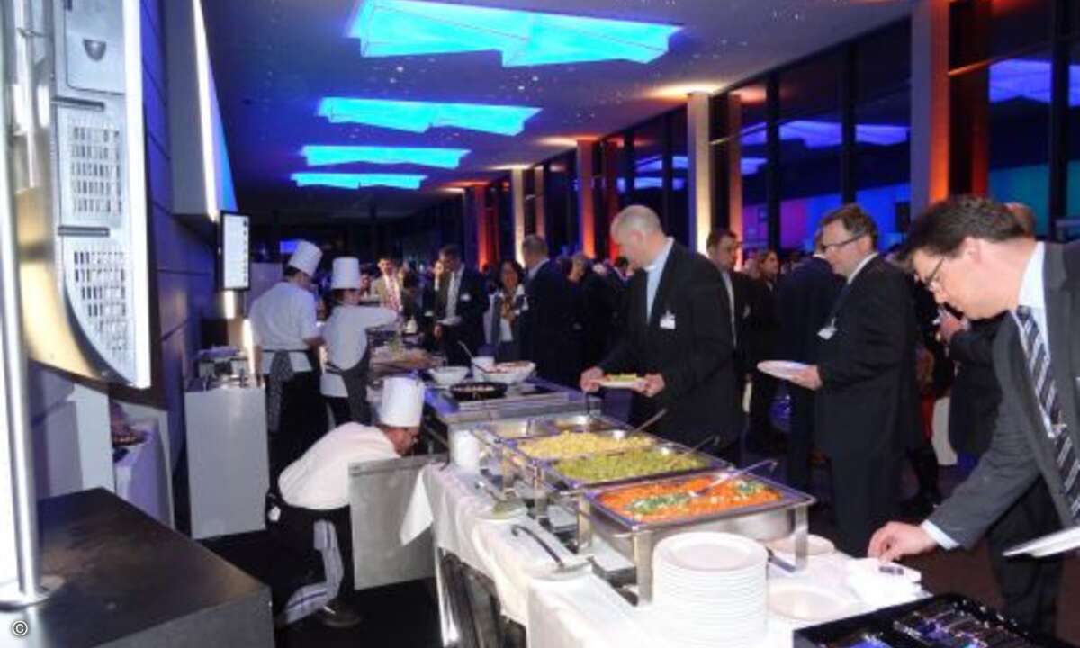 Früher oder später kam hier jeder vorbei: Das Buffet war Publikumsmagnet. (Bild: Lars Bube / CRN)