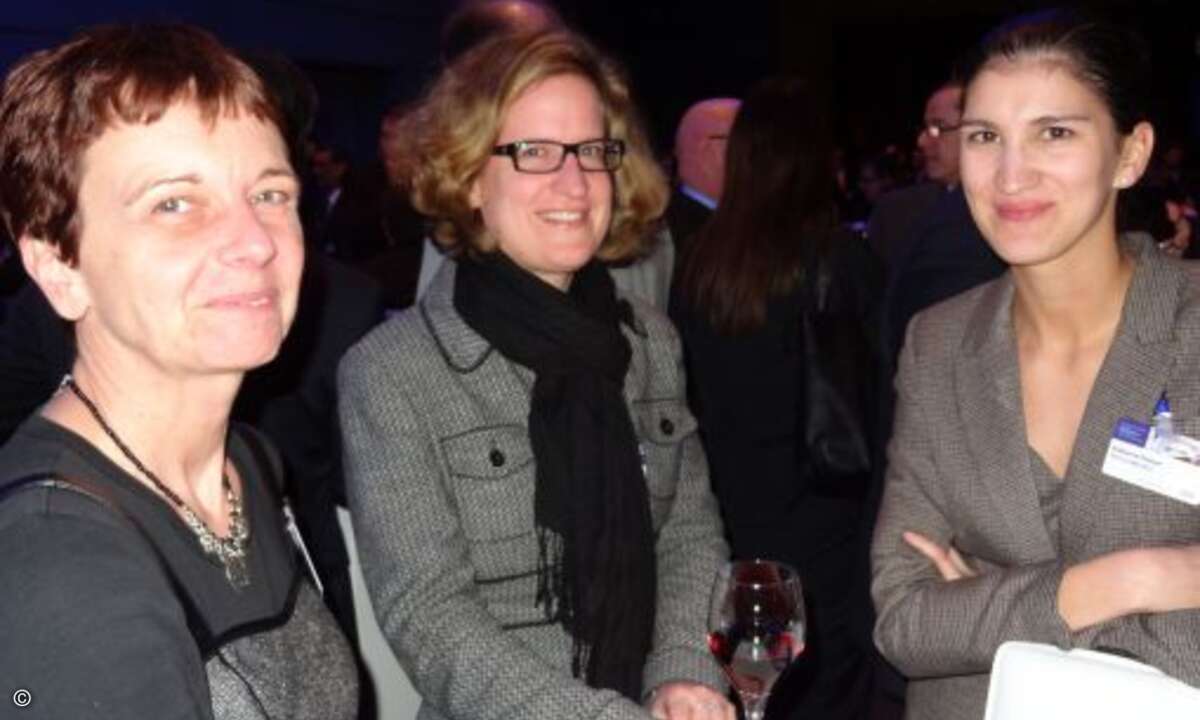 Katharina Peinert (r) von Fritz & Macziol feierte die Auszeichnung mit dem Partner-Award mit einem feinen Glas Wein. (Bild: Lars Bube / CRN)
