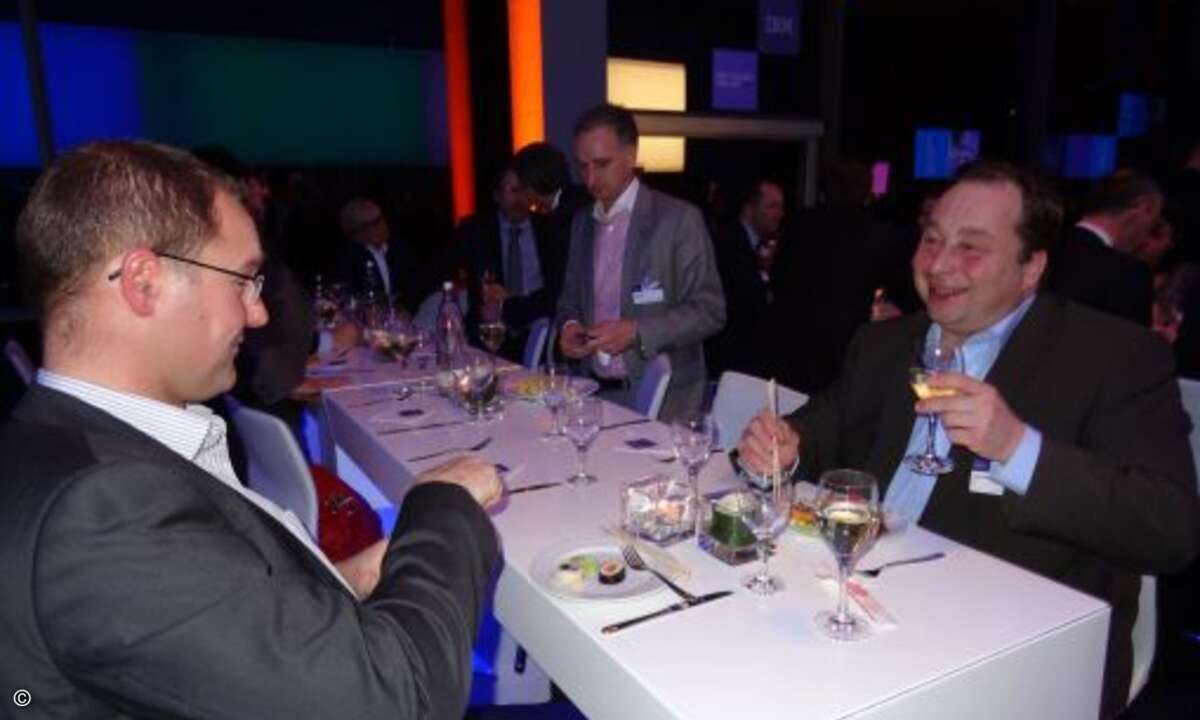 Theile Geber (r), Geschäftsführer der xax managing data & information, testete mit einem Vertreter seines Vertriebsteams das Bier. Fazit: Lecker. (Bild: Lars Bube / CRN)