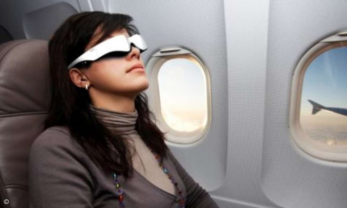 Persönliches Kino für unterwegs: Mit »Cinemizer OLED Videobrille« lässt sich das individuelle Kinoprogramm überall unterwegs genießen. (Bild: Cinemizer)