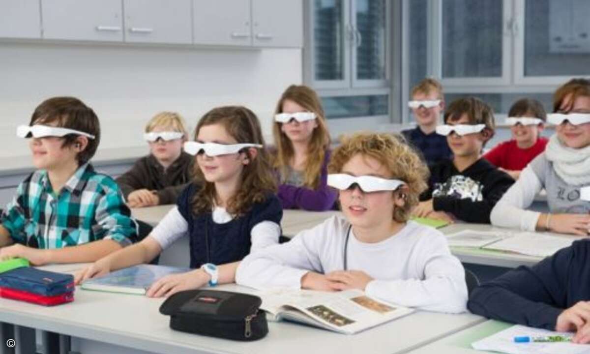 Mit der »Cinemizer OLED Multimedia-Videobrille« bekommen Schüler Lerninhalte in 3D dargestellt. Die räumliche Darstellung von Lerninhalten beschleunigen die Auffassung von Lerninhalten bei Schüler wie auch bei Erwachsenen. Auch ist die Langzeiterinne