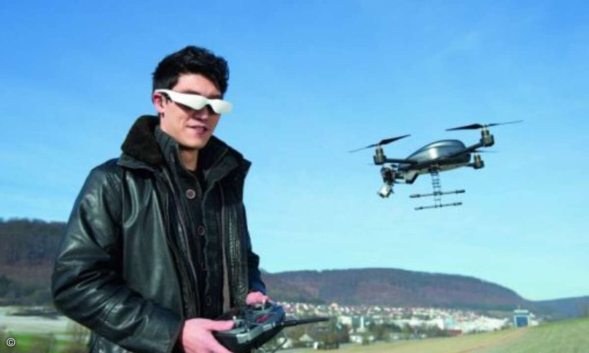 Eine an der Basisstation angeschlossene »Cinemizer OLED Multimedia-Brille« gibt dem Benutzer das Gefühl sich in dem Cockpit eines Flugobjektes zu befinden. Dies ist möglich, wenn sich eine Kamera in einem Modellflugzeug oder Quadrokopter befindet und