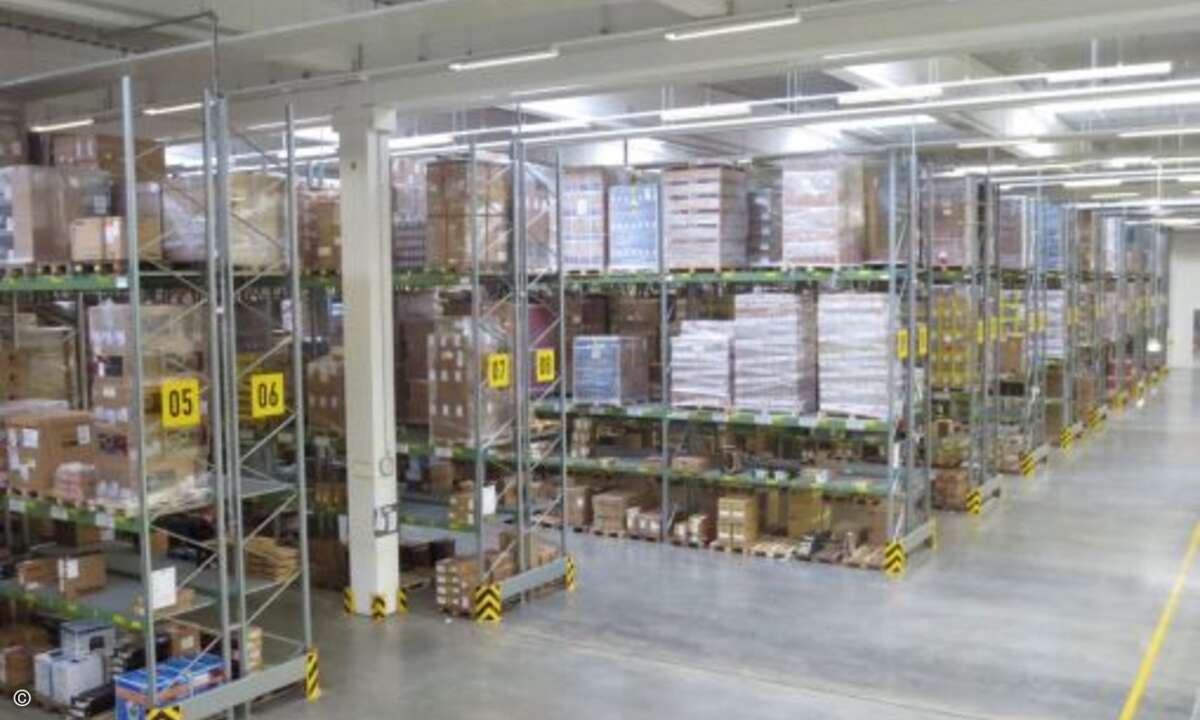Hochregallager soweit das Auge reicht im Lager von Bechtle