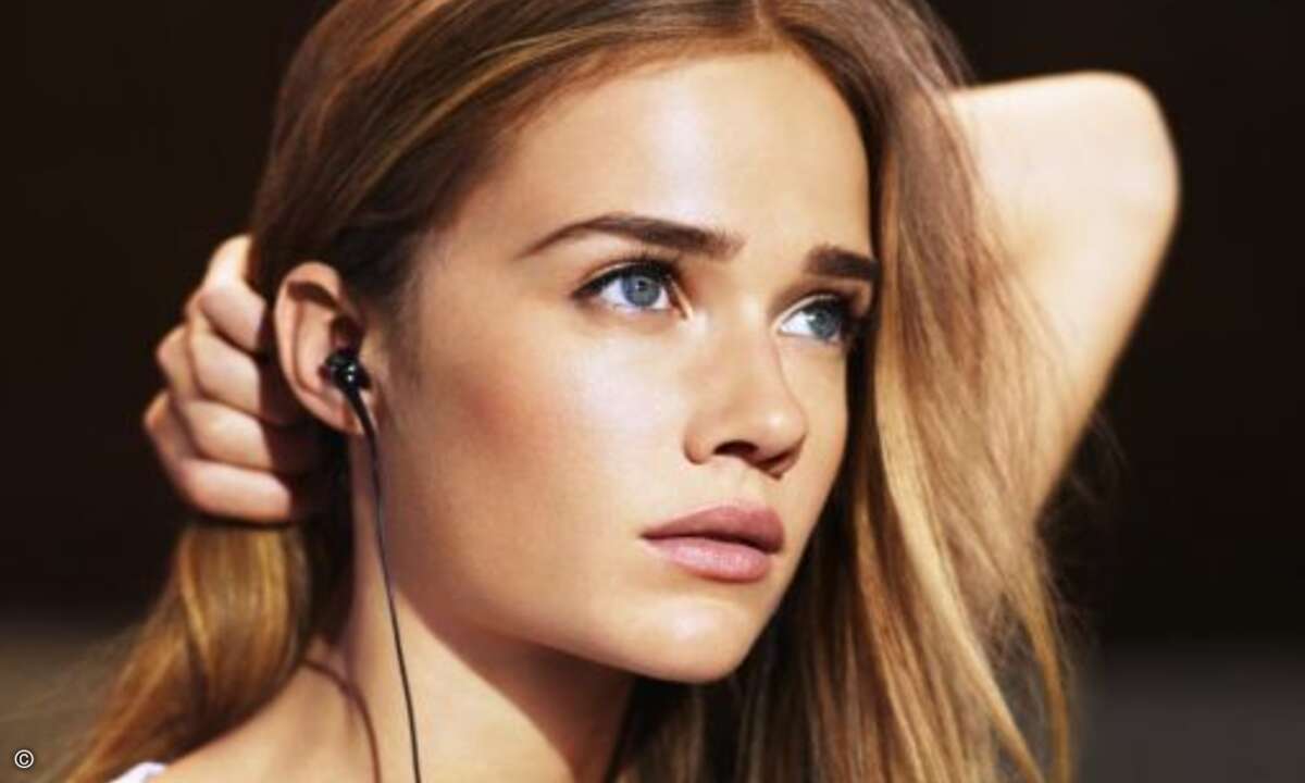 Sonys neue In-Ohr-Kopfhörer XBA-C10 gibt es in klassischem Schwarz oder Weiß (Bild: Sony)