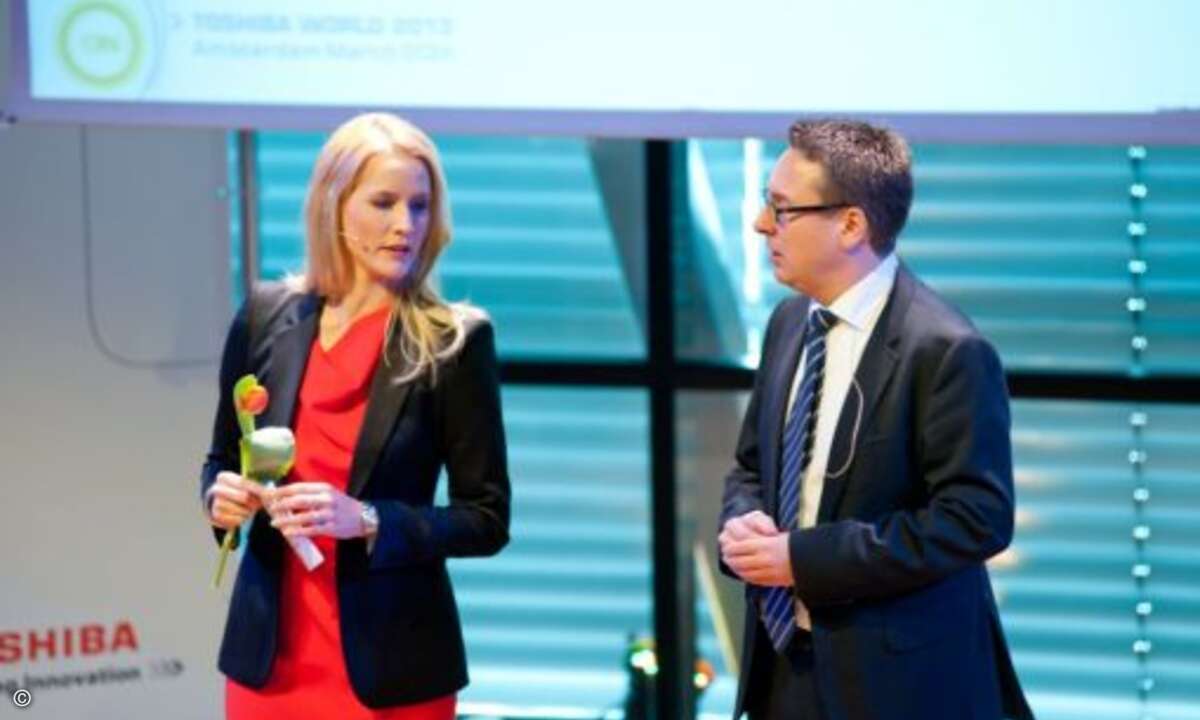 Nachrichten-Lady Judith Rakers mit Toshiba Sales & Marketing Director Sascha Lange  (Bild: Toshiba)