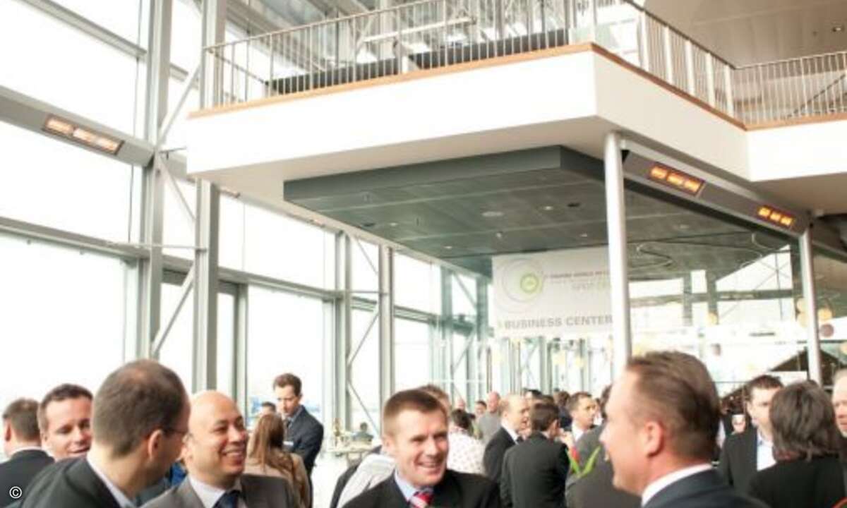 Networking vor futuristischer Kulisse in der Muziekgebouw (Bild: Toshiba)