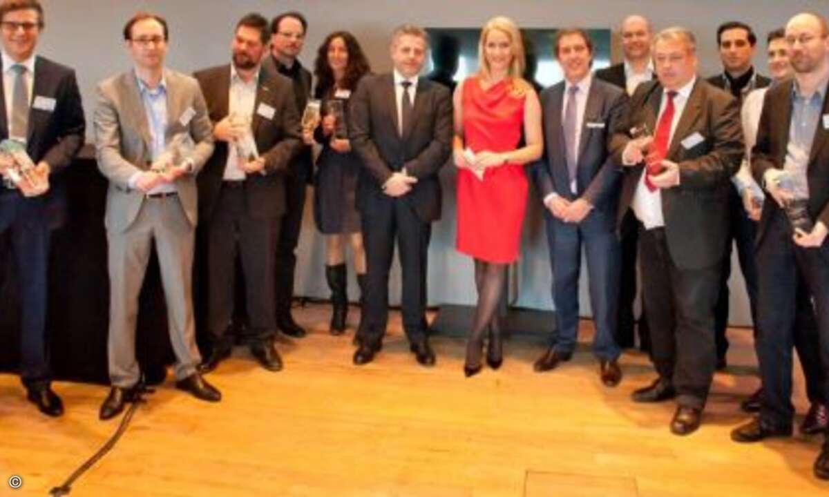 Die Preisträger der Toshiba Partner-Awards mit Moderatorin Judith Rakers (Bild:Toshiba)