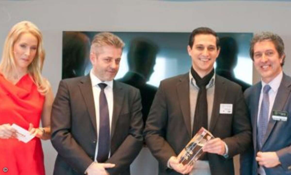 Judith Rakers, Hannes Schipany, Toshiba, und Miguel Rodriguez, PC-Spezialist, mit Dirk Thomaere (Bild: Toshiba)
