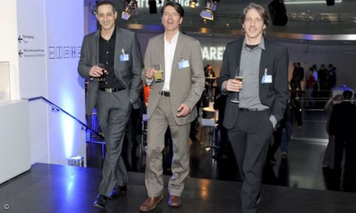 Anthony Albisser, Dirk Rauchmann (beide Acronis) und Mark Passmann (Compass) amüsieren sich auf der Jubiliäumsparty