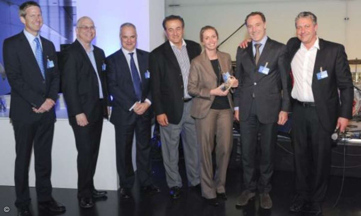 Thorsten Schwecke von Ingram Micro bekommt den Acronis Partner Award als Acronis Distributor of the Year 2012