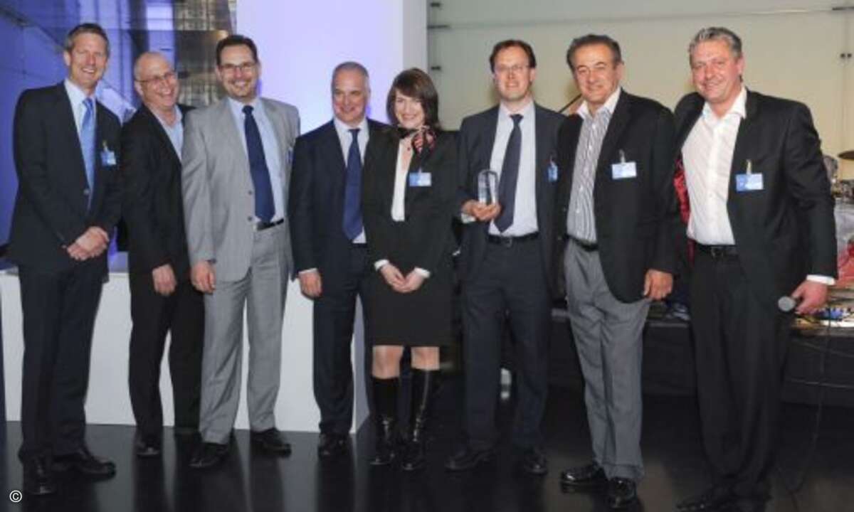 Sören Hartmann und Thomas Bursy von COMPAREX nehmen den Acronis Partner Award für COMPAREX als Acronis Platinum Partner of the Year 2012 entgegen