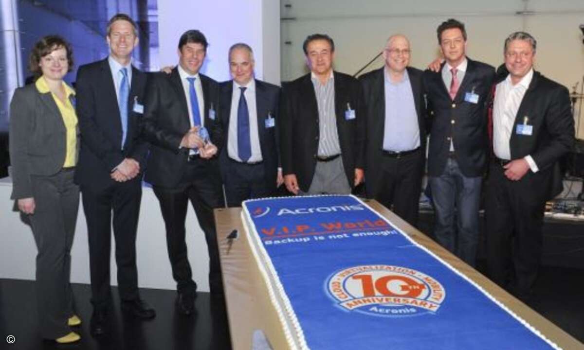 Philipp Klomp und Michael Friedrich von Nomasis freuen sich über den Acronis Partner Award als Acronis Mobility Partner of the Year 2012