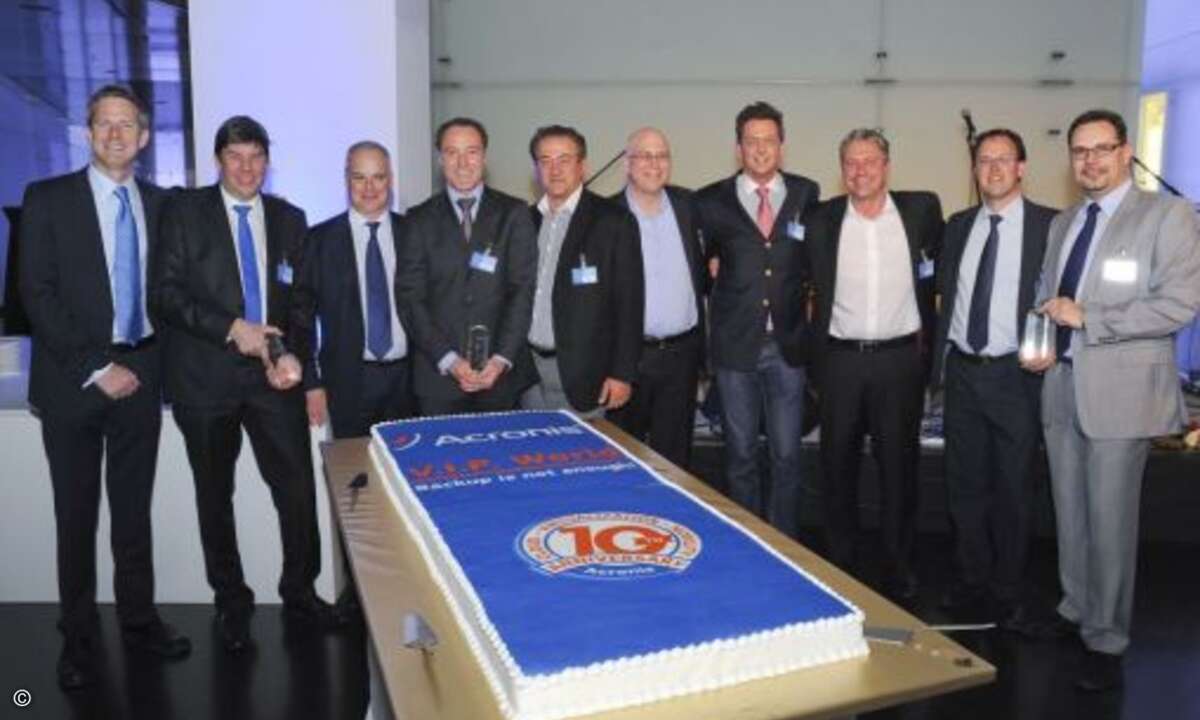 So sehen Sieger aus: Die Gewinner der Acronis Partner Awards 2012 - Nomasis, Ingram Micro und Comprarex – posieren fürs Siegerfoto