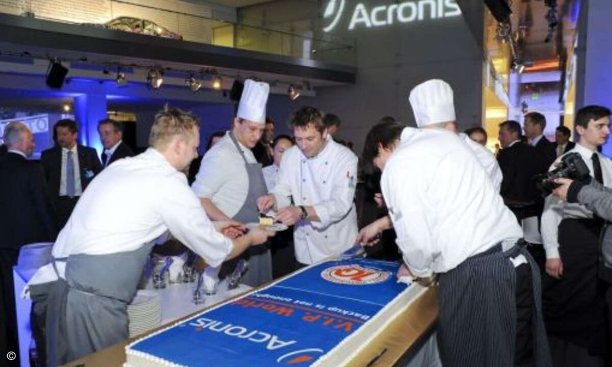 Auf einer echten Geburtstagsfeier darf natürlich die Torte nicht fehlen – bei Acronis ist sie etwas größer ausgefallen