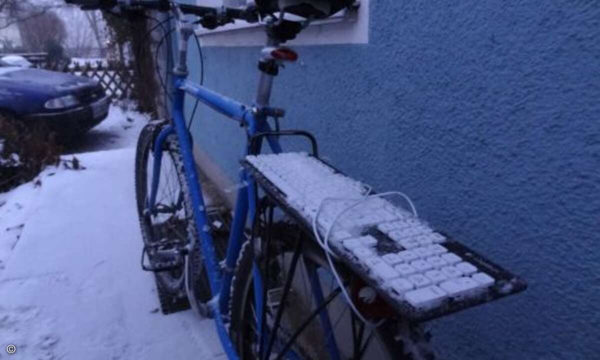 Eine Aufgabe, die sie ebenfalls hervorragend meistert. Tastatur dreckig, nass und tiefgefroren, Klamotten sauber... (Bild: Lars Bube)