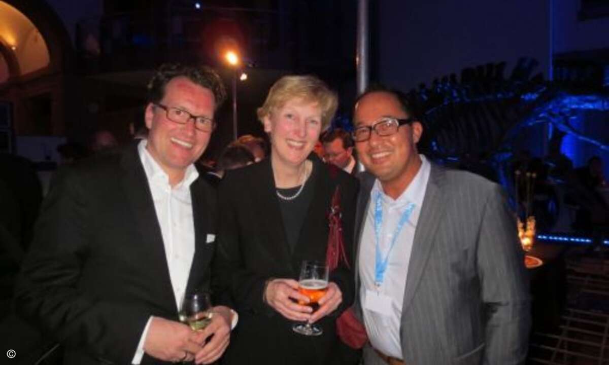 EMC-Geschäftsführerin Sabine Bendiek , Dirk K. Martin (PMCS, links) und Denis Kim (EMC) sind eindeutig in Partylaune