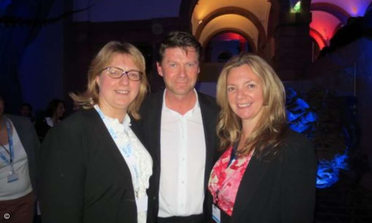 Umringt von den VCE-Damen Sonja Steube (links) und Jan Lawford: EMC-Channelchef Martin Böker freut’s