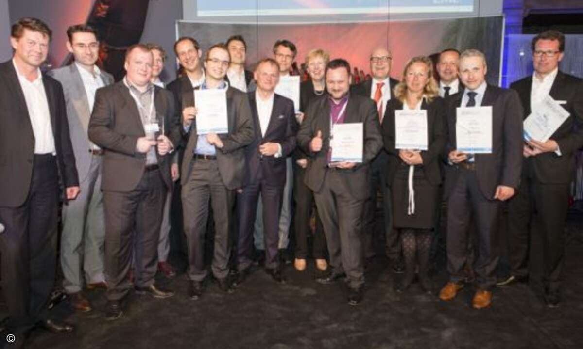 So sehen Sieger aus: Die Gewinner der Partner-Awards posieren fürs Gruppenbild