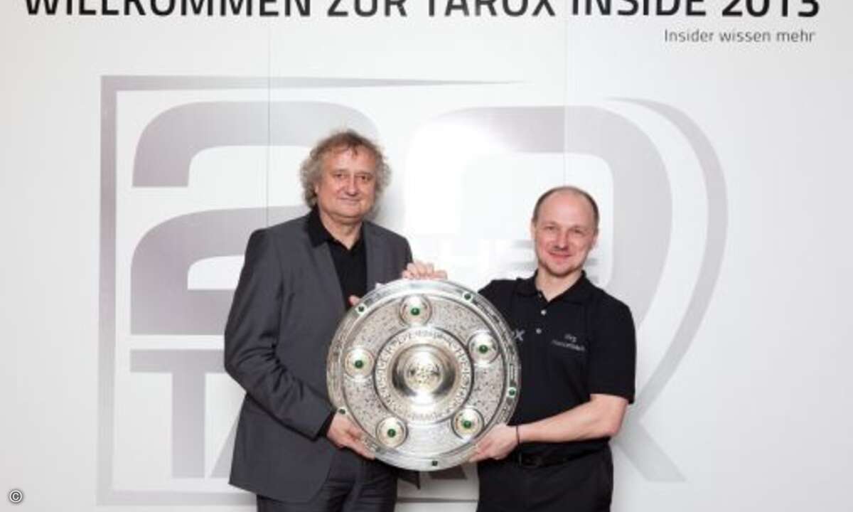 Joachim Paggen (Maxcom) und Jörg Hasselbach (Tarox)posieren mit Ex-Meisterschale (Bild: Tarox)