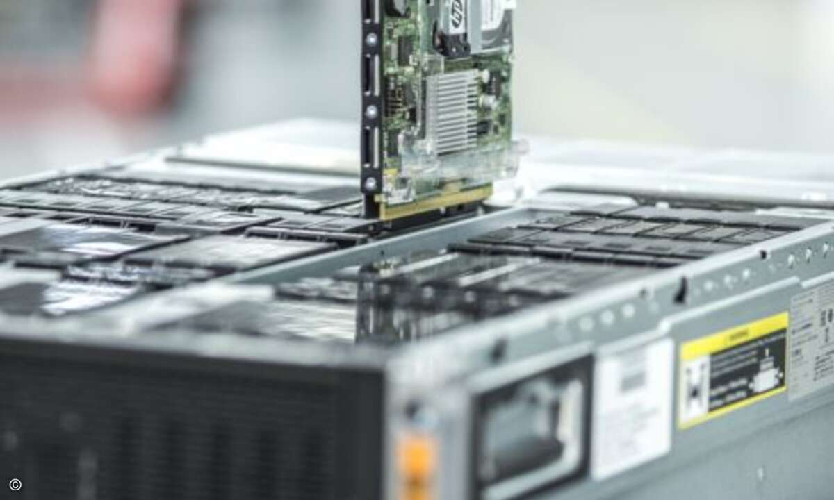 Alle Einschübe im Chassis teilen sich traditionelle Komponenten wie Daten- und Speichernetzwerk, das Fernwartungssystem HP Integrated Lights-Out, Energieversorgung und Lüftung (Bild: HP)