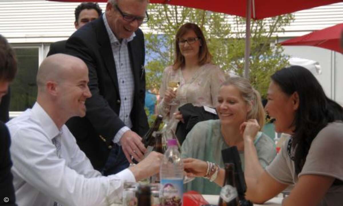 Stießen im „WEKA-Biergarten“ auf ein erfolgreiches ITK-MEDIA SUMMIT an: Matthäus Hose, Michael Nerke (funkschau), Sandra Hanel (CRN) und Miriam Franke (Sandisk)