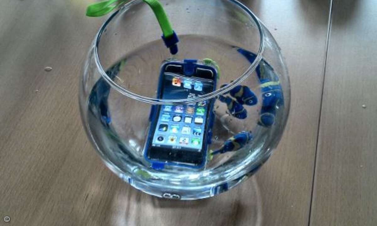 Mit der Survivor Catalyst lernt das iPhone Schwimmen (Bild: Griffin)