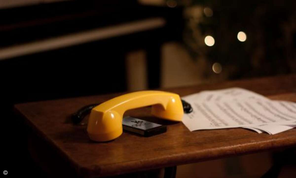 Wer sein Smartphone nicht aufgeben will, kann es mit dem Opis 60s Micro Hörer aufwerten. (Bild: Opis)